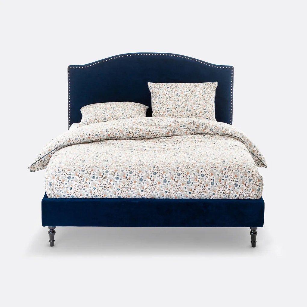 Bed in fluweel met sierspijkerafwerking en lattenbodem Andante
