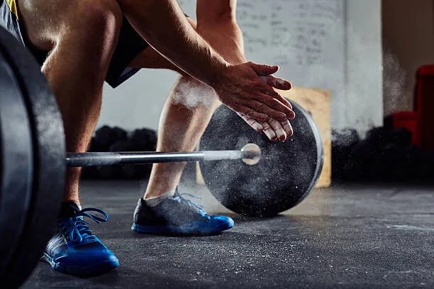 Foto Closeup of weightlifter clapping hands before, BartekSzewczyk
