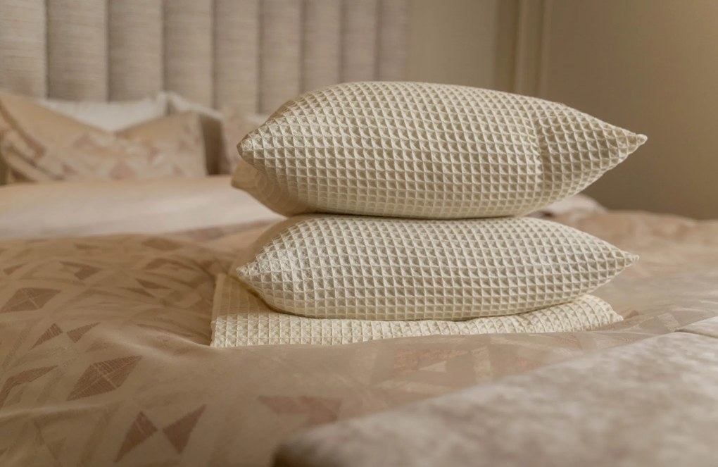 Kayori x Daisy Diks Kussensloop Goya Sand – Bij Swiss Sense