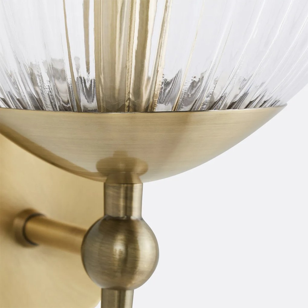 Wandlamp in messing en geribbeld glas, Ari