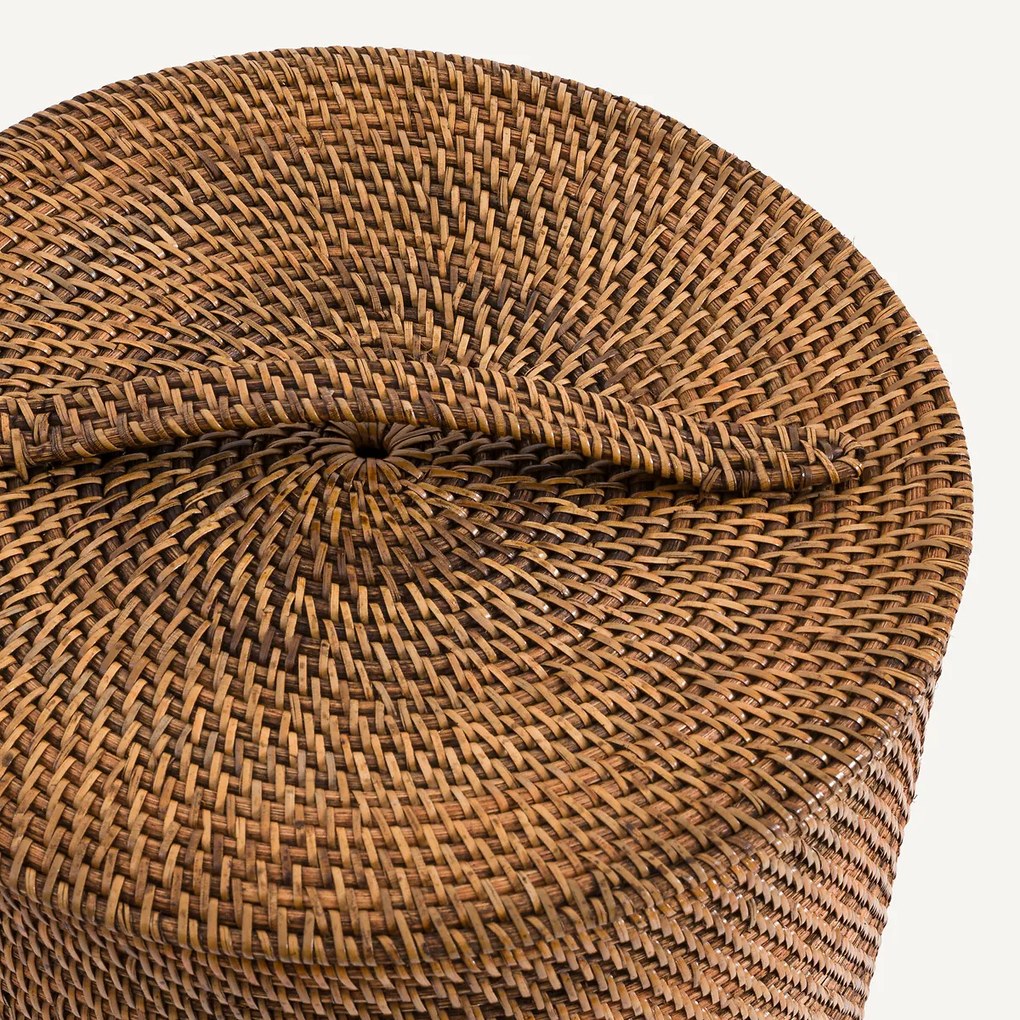 Mand in gevlochten rotan, Hampi