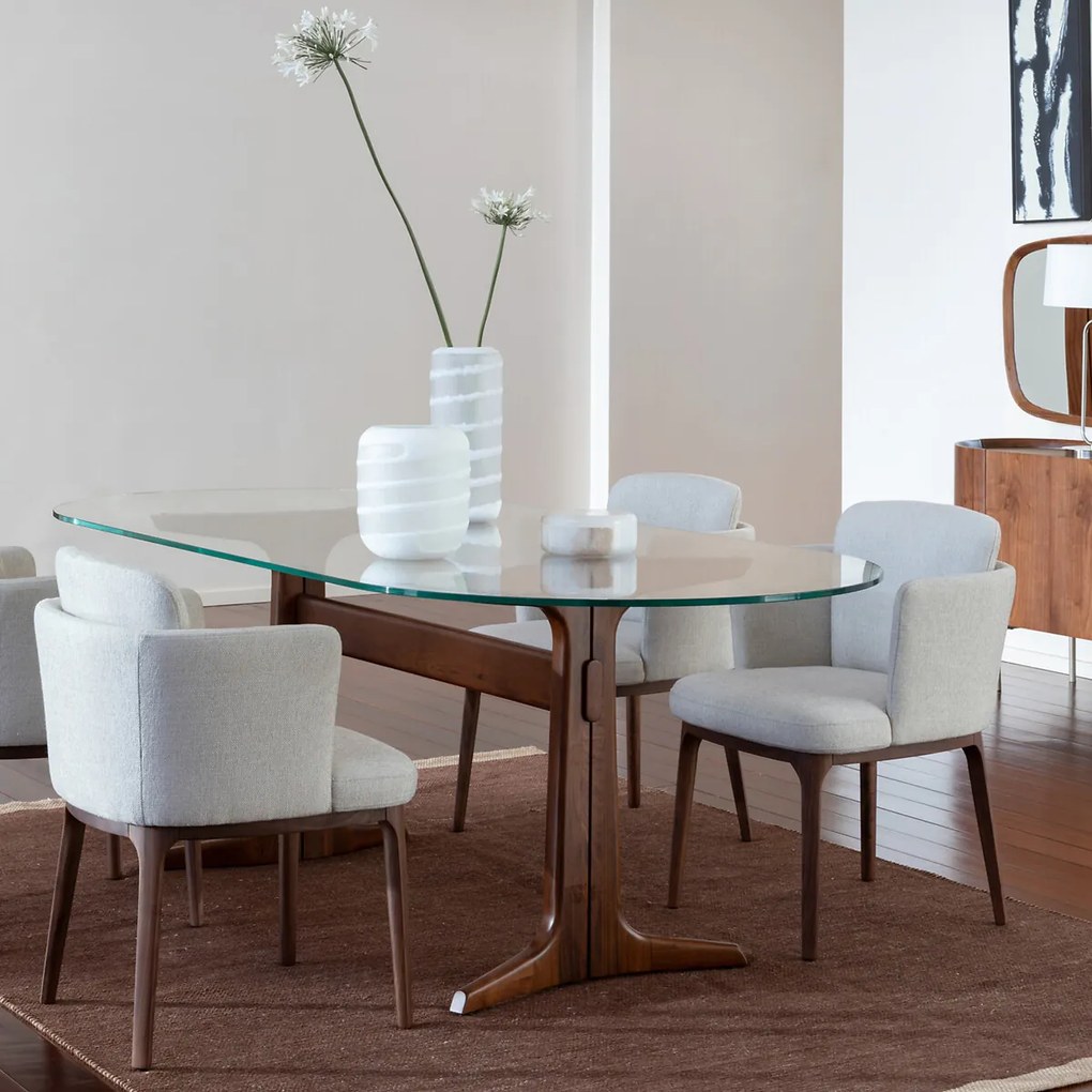 Tafel fauteuil met walnoten poten en Jabote gevlochten stof