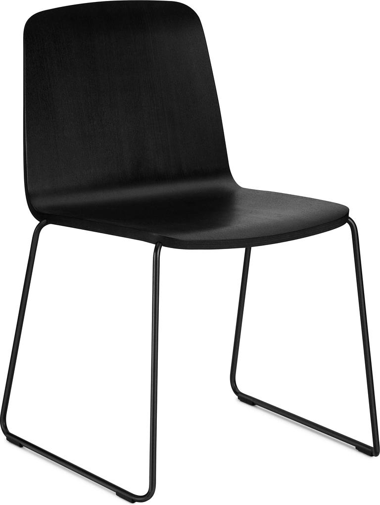 Normann Copenhagen Just Chair stoel met zwart onderstel zwart zwarte afwerking