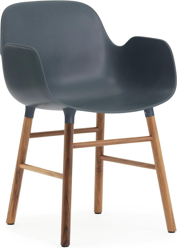 Normann Copenhagen Form Armchair stoel met walnoten onderstel blauw
