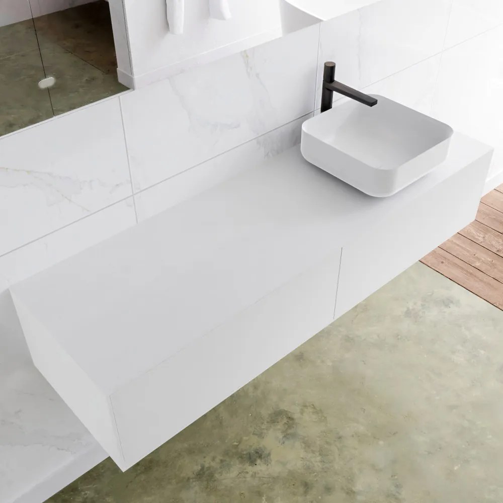 Zaro Lagom volledig naadloos solid surface onderkast met topblad 150cm mat wit met 2 lades Push tot open. Compleet met solid surface opzetkom met 1 kraangat(en)