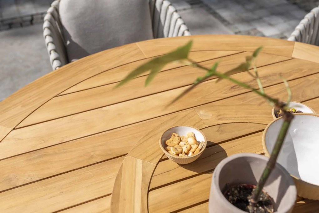 Taste by 4 Seasons Eva tuinset latte met teak Prado tafel Ø 160 cm en Lazy Susan Tuinset   beige weerbestendig