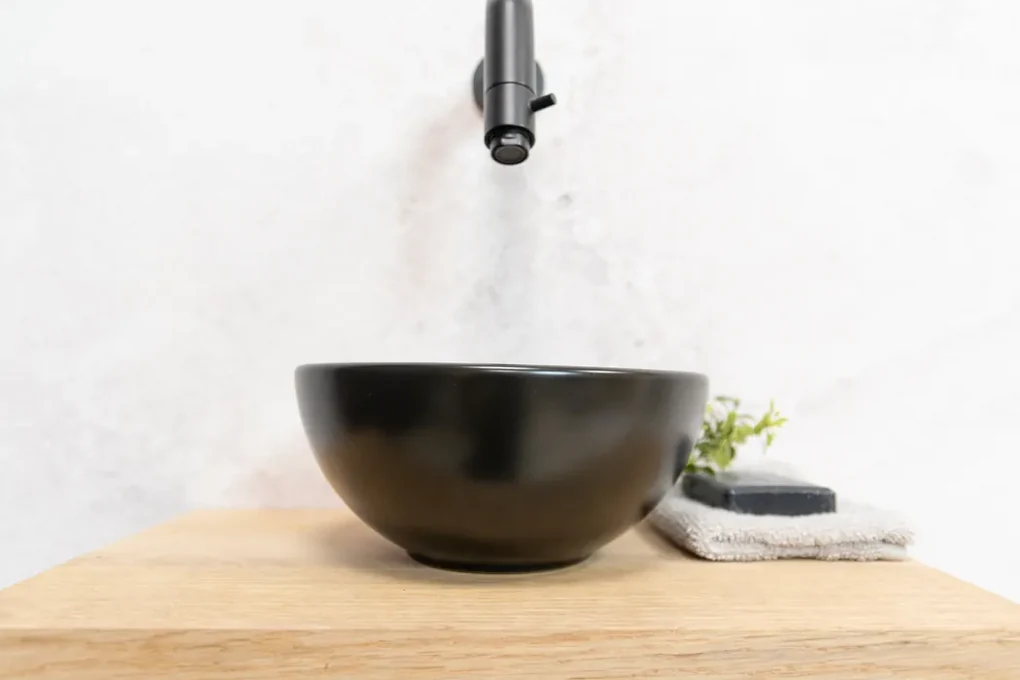 Saniclear Baru fonteinset met eiken plank, zwarte waskom en zwarte kraan voor in het toilet