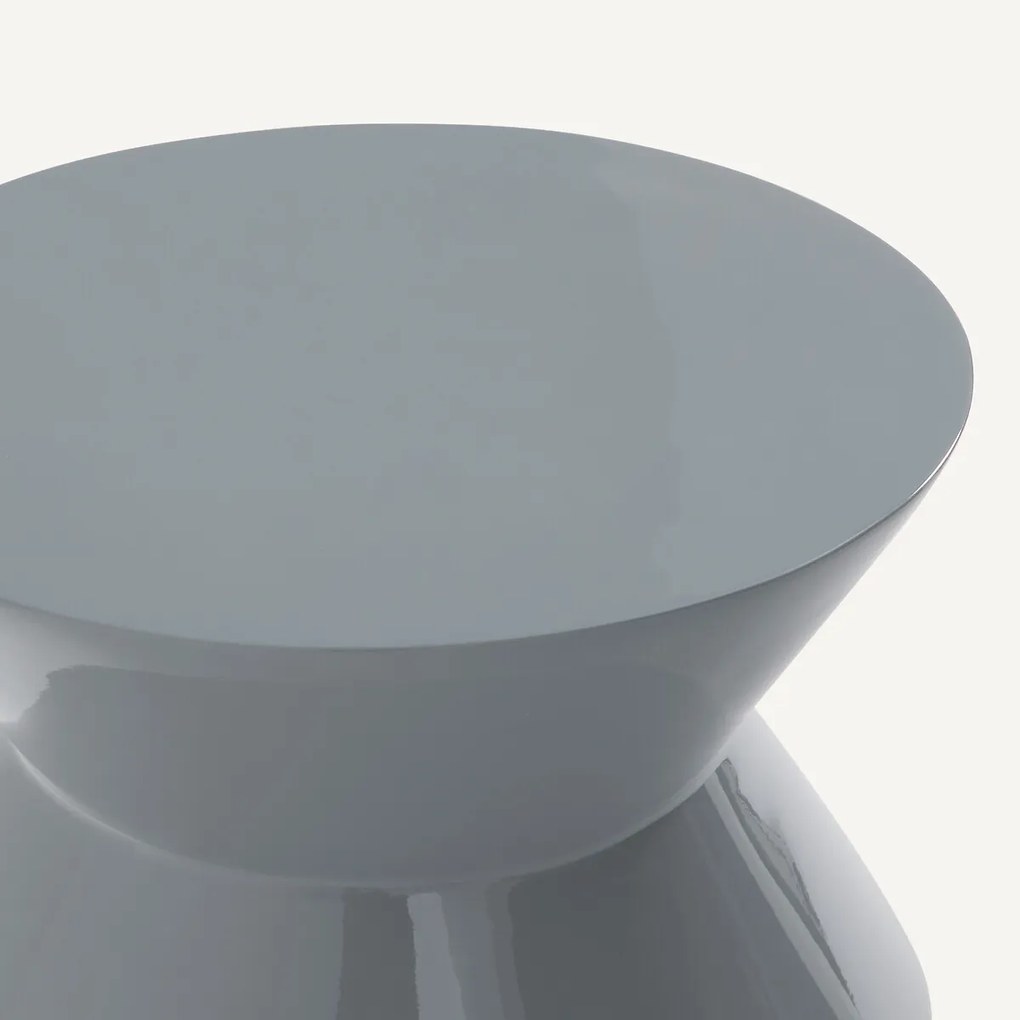 Gebeeldhouwde bijzettafel met gelakte afwerking, Talou