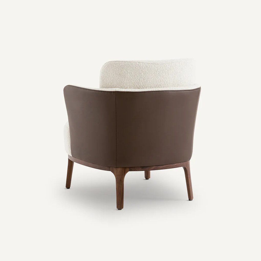 Fauteuil met notenhouten poten en twee stoffen, Jabote