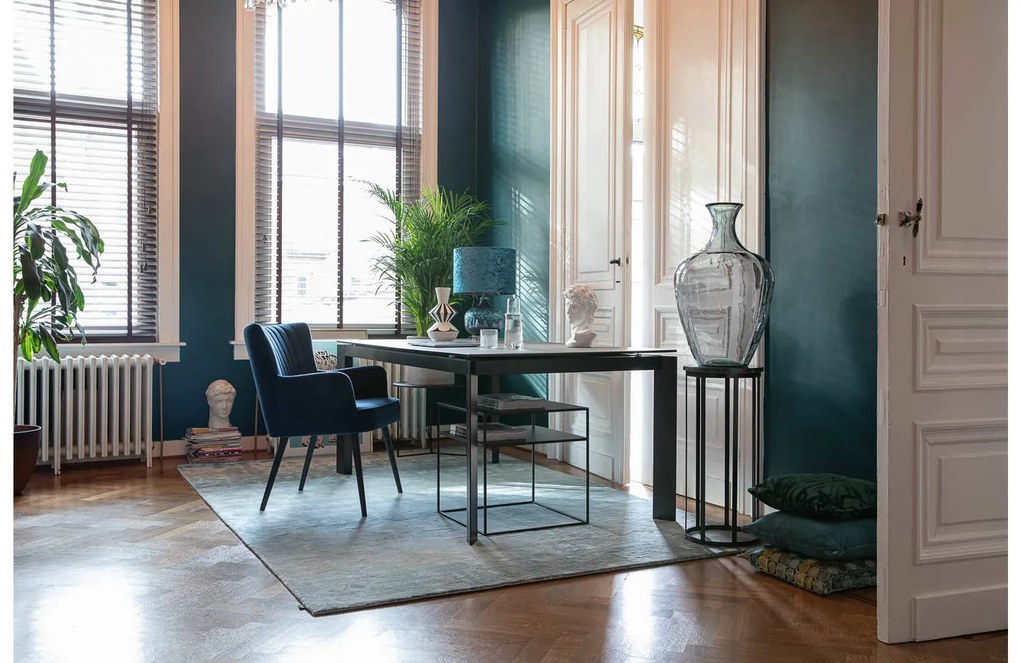 Goossens Eetkamerstoel Rob blauw velvet stof met armleuning, urban industrieel