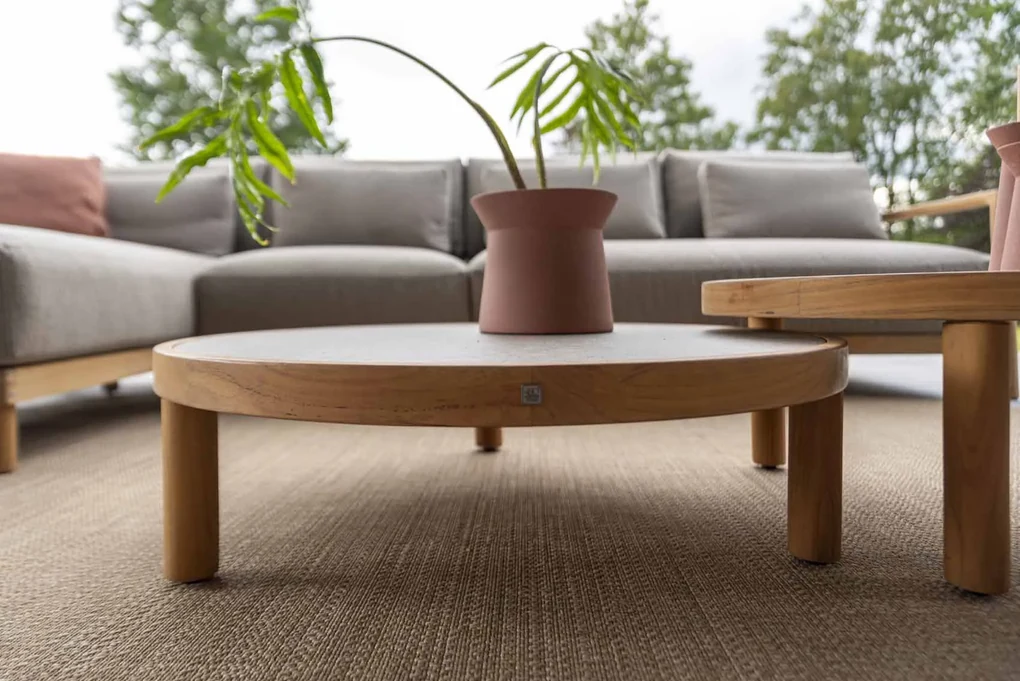 4 Seasons Outdoor Finn loungetafel teak met keramisch blad Ø 63 cm (H 32 cm) Loungetafel beige weerbestendig