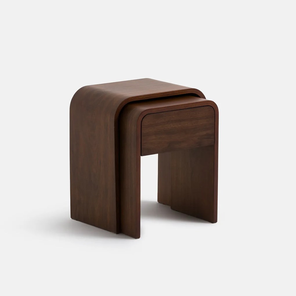 In elkaar passende nachtkastjes met notendecor, Vence