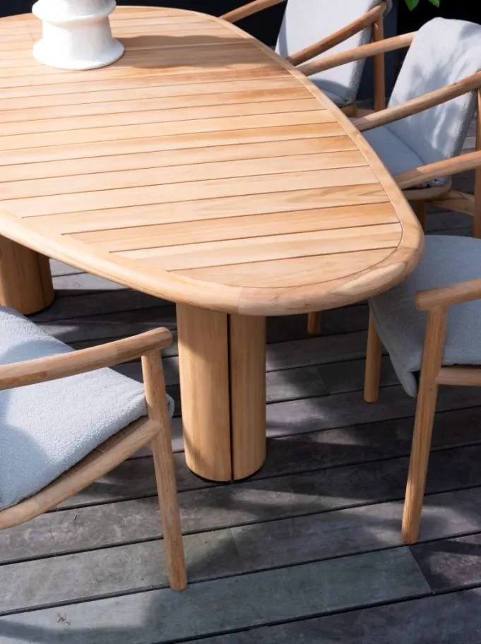 4 Seasons Outdoor Tess tuinset teak met Corsica tafel met kiezelvormig blad 240 x 130 cm Tuinset taupe weerbestendig