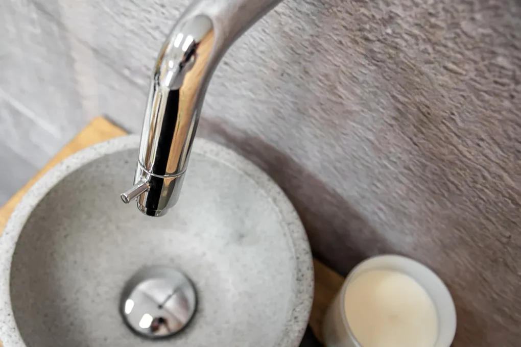 Saniclear Seba fonteinset met bruin eiken plank, grijze terrazzo waskom en chromen kraan voor in het toilet