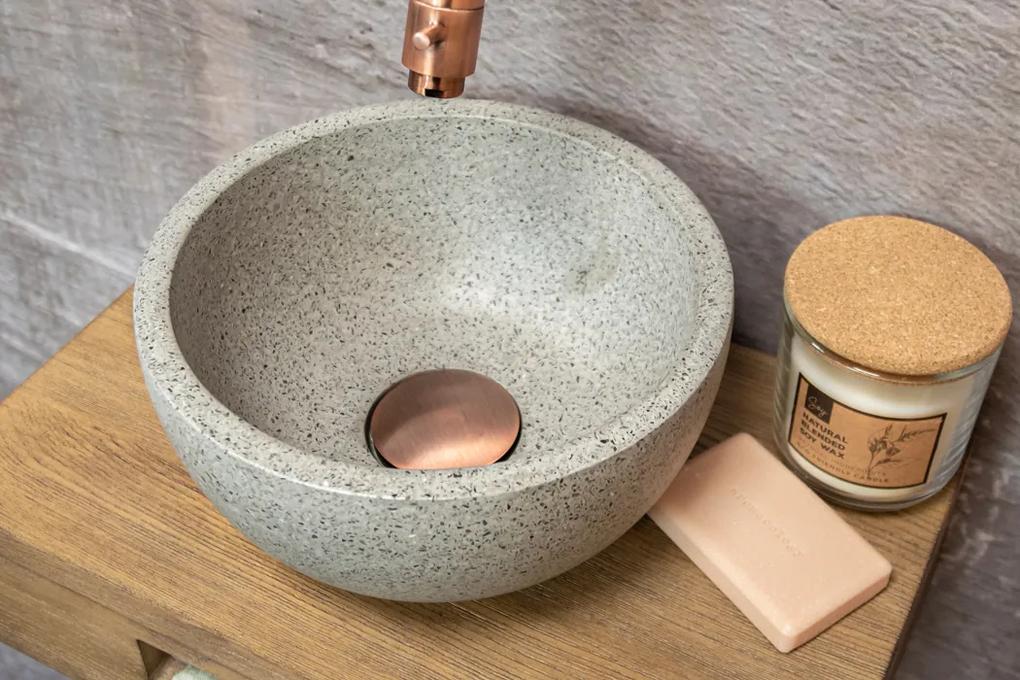 Saniclear Seba fonteinset met bruin eiken plank, grijze terrazzo waskom en koperen kraan voor in het toilet