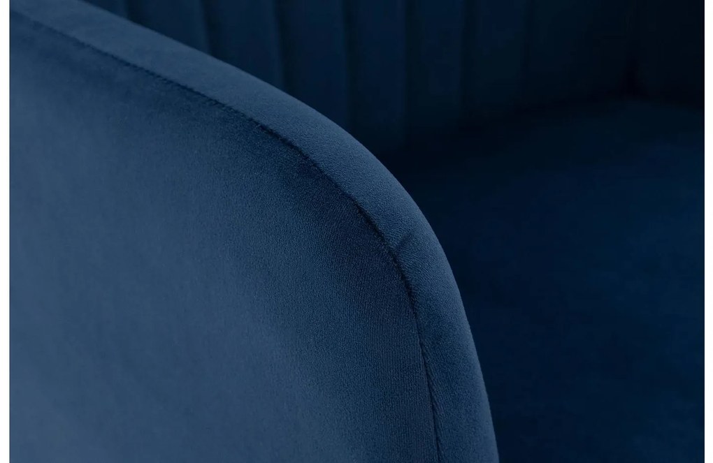 Goossens Eetkamerstoel Rob blauw velvet stof met armleuning, urban industrieel