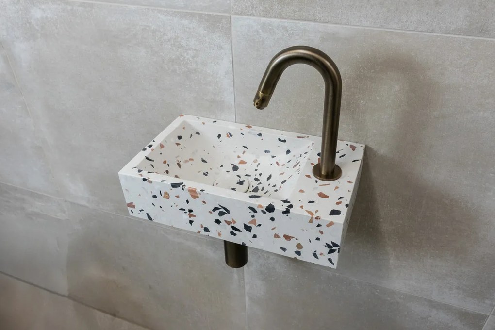 Saniclear Terrazzo fonteinset met gebogen kraan in verouderd messing