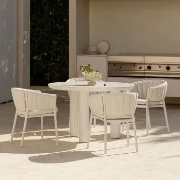 Ronde Tafelset Ø120 Cm In Keramiek En Aluminium Arken En 4 Tuinstoelen Met Armleuningen In Aluminium En Stof Roderise Bouclé Natuurlijke Kleuren -