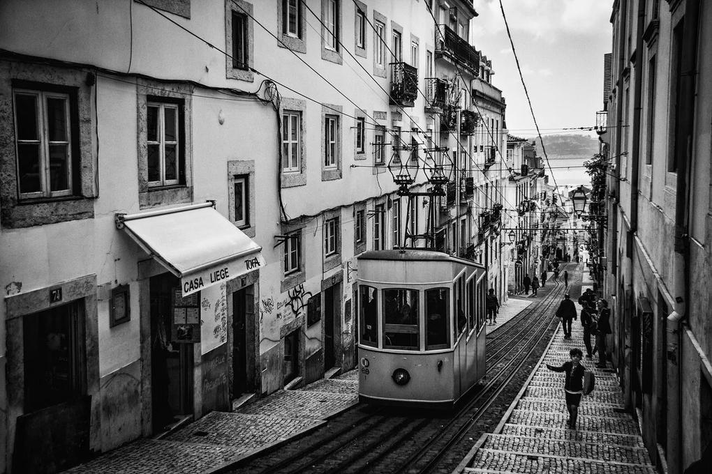Kunstfotografie Tram in Lisbon, Adolfo Urrutia, (40 x 26.7 cm)