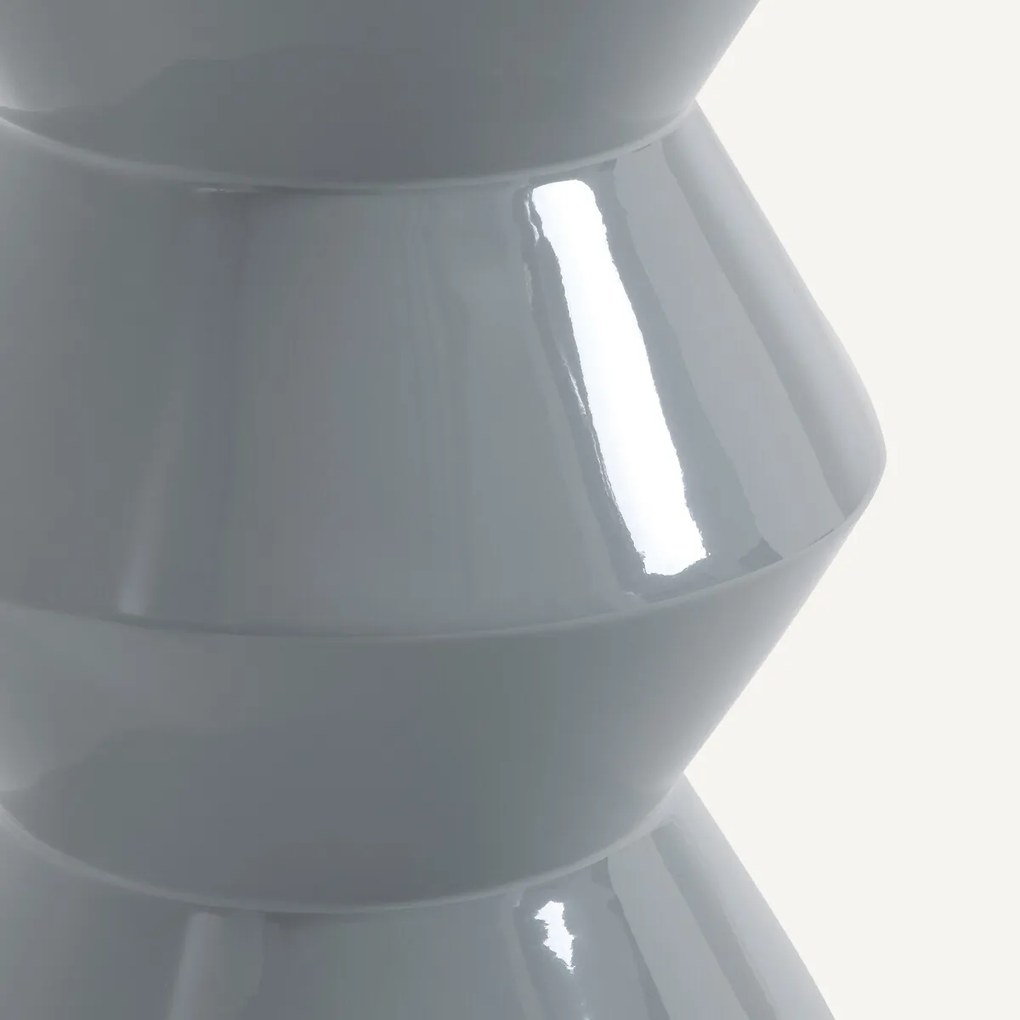 Gebeeldhouwde bijzettafel met gelakte afwerking, Talou