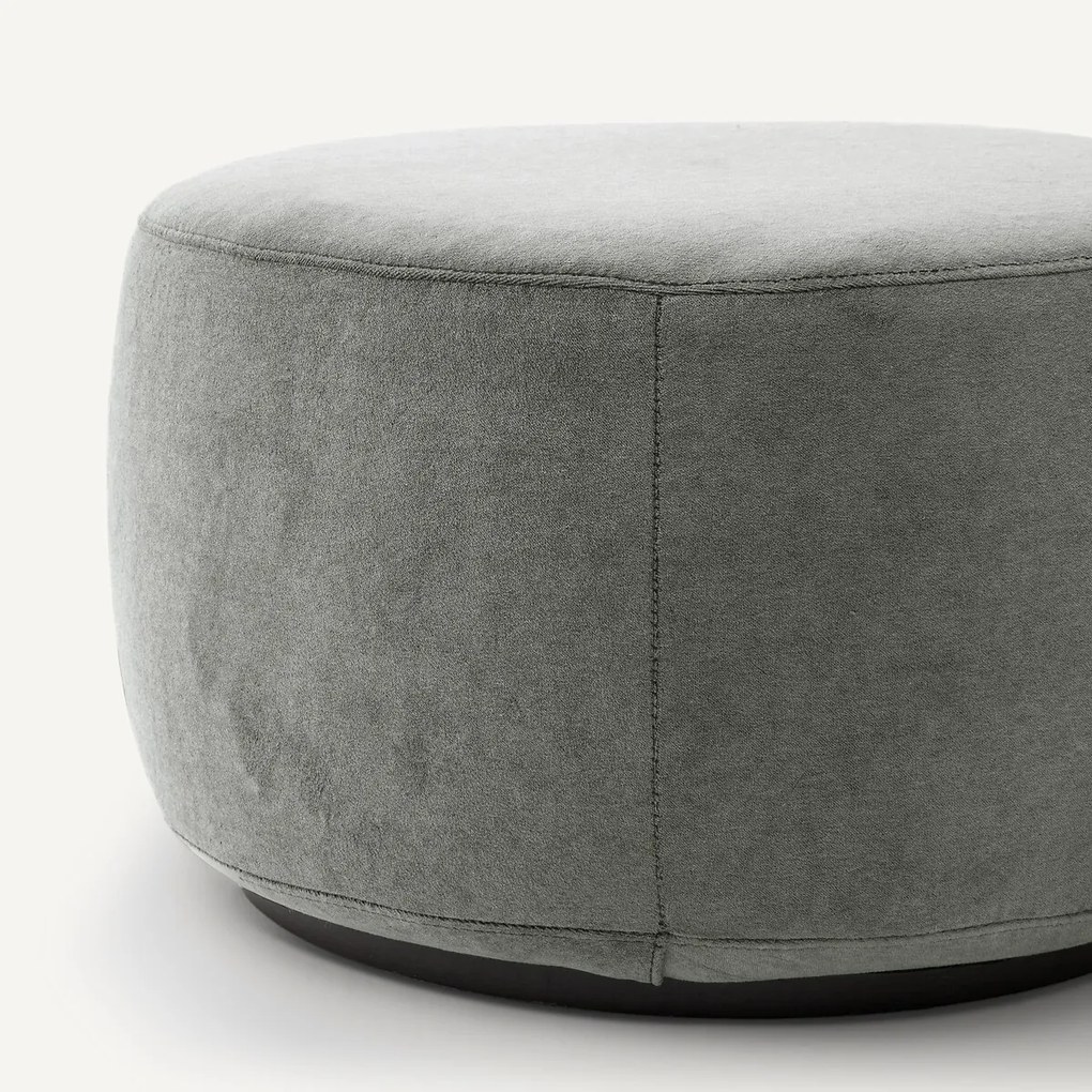 Poef van stonewashed fluweel, Rosebury, ontwerp Emmanuel Gallina