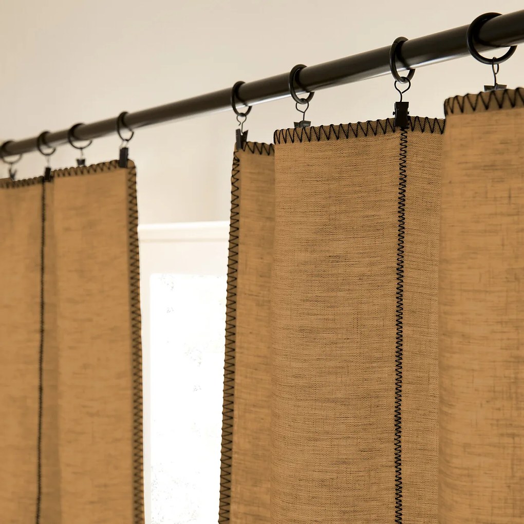 Gordijn in gewassen linnen, Tojos