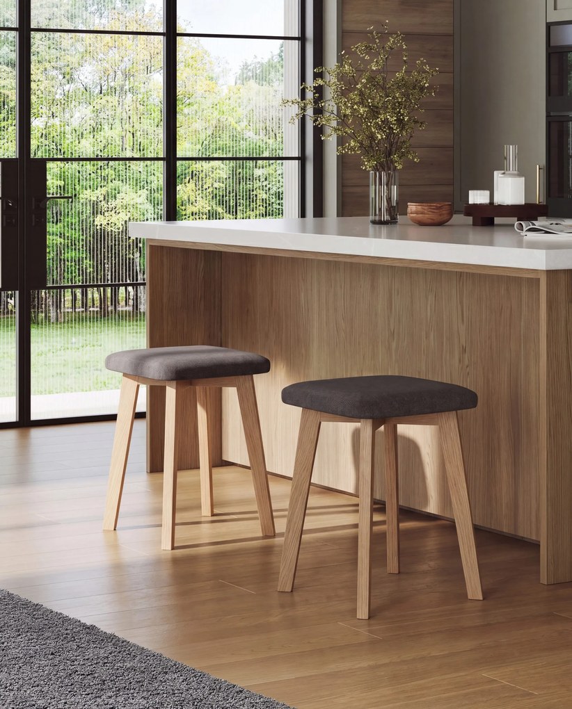 Mazzoni MILO Taupe Beige (stof Storm 26)/eiken onderstel - VIERKANTE GESTOFFEERDE KRUK VOOR KEUKEN/WOONKAMER