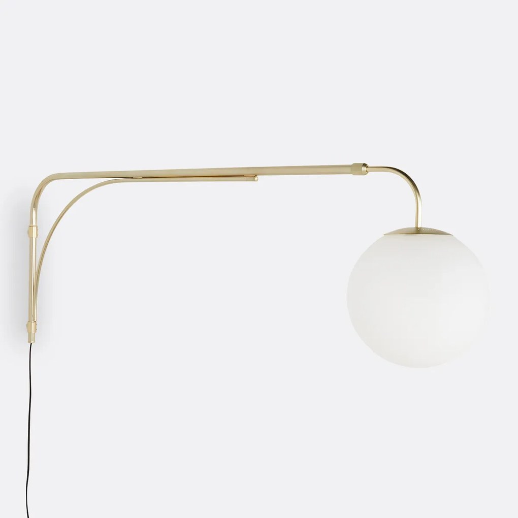 Wandlamp in messing en opaline glas, Moricio