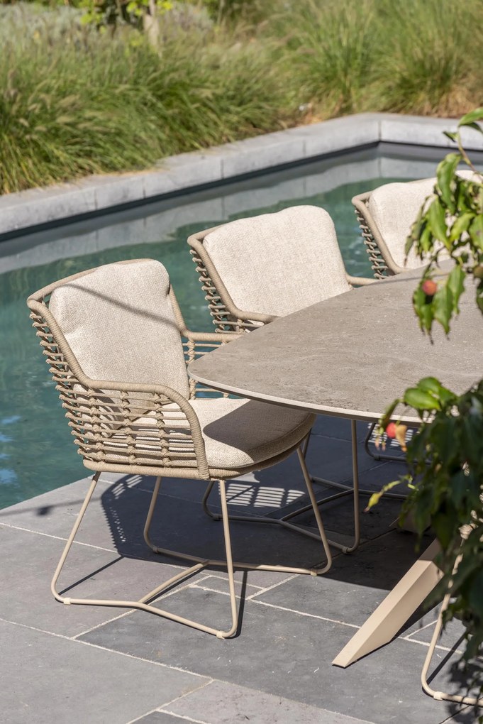 4 Seasons Outdoor Fabrice tuinset latte met Prado tafel met keramisch blad in barrelvorm 240 x 105 cm Tuinset beige weerbestendig