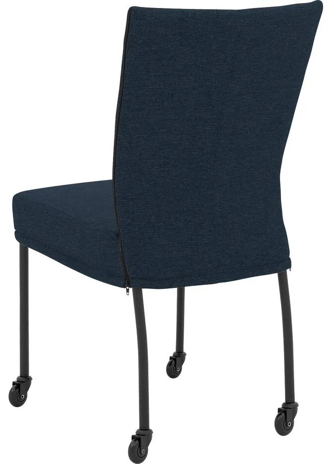 Goossens Eetkamerstoel Funk Zwarte Poten blauw stof leuning en Zwart skater wiel met zwarte kapmet wielen, modern design