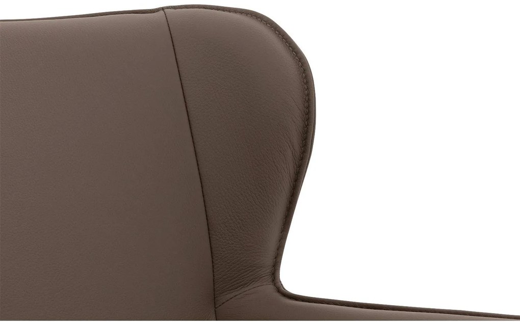 Goossens Excellent Eetkamerstoel Leogang bruin leer met armleuning en Zwart skater wiel met zwarte kapmet wielen, elegant chic