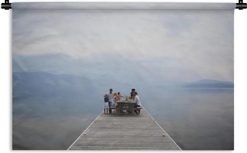 Wandkleed Familie - Een familie aan de picknicktafel op een pier Wandkleed katoen 120x80 cm - Wandtapijt met foto