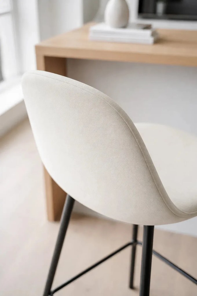 Zwarte fluwelen teok kruk