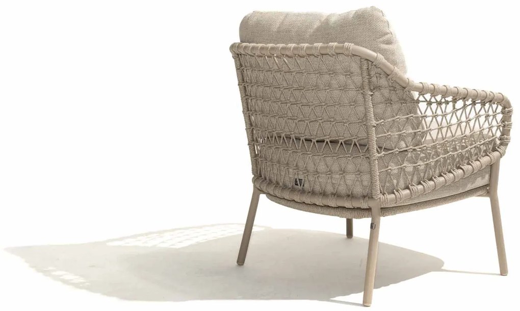 4 Seasons Outdoor Sardinia low dining set latte met Saba tafel latte met teak blad Ø 130 cm Tuinset beige weerbestendig