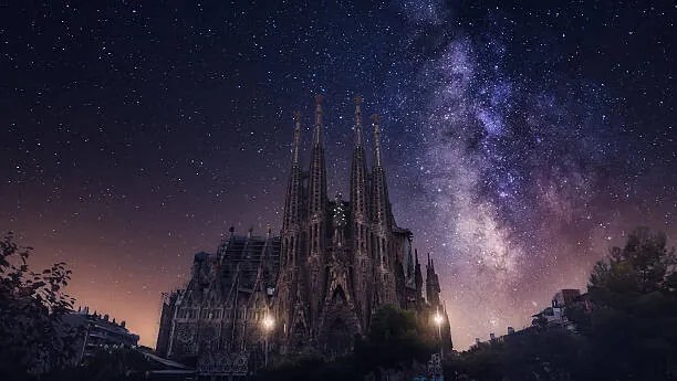 Foto Milky Way and Basilica and Sagrada Familia, Carlos Fernandez