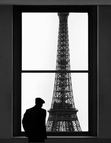 Foto Man looking out window., Grant Faint