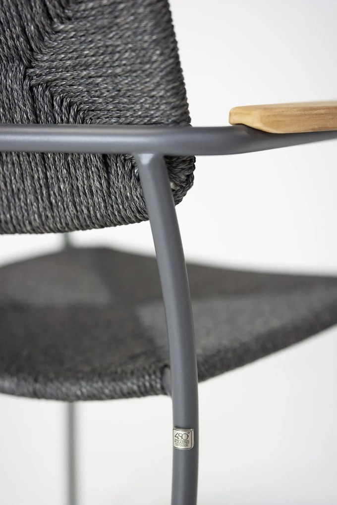 4 Seasons Outdoor stapelbare Bora tuinstoel antraciet met teak armleggers SALE Tuinstoel antraciet weerbestendig
