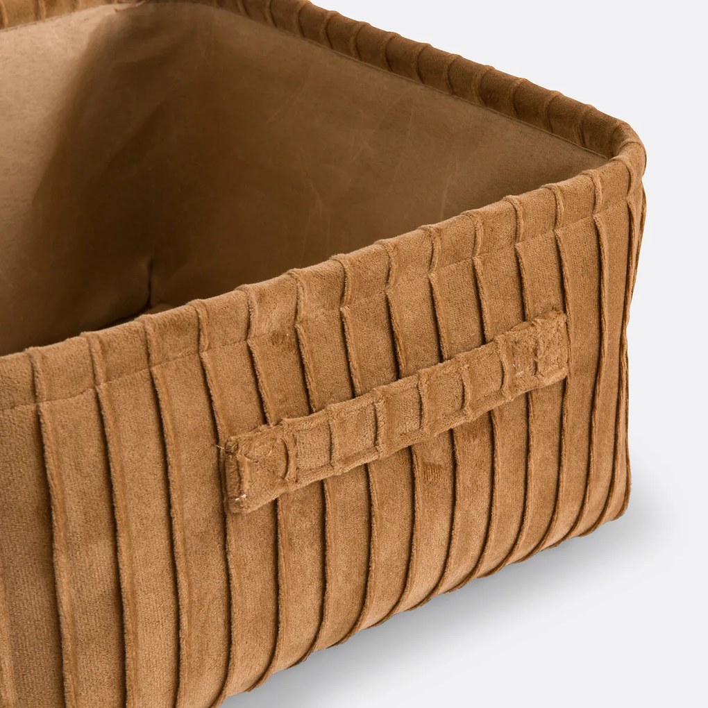 Mand in plissé fluweel, Velvetas