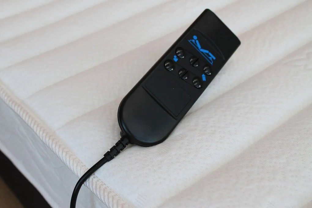 Elektrisch bed en stevige schuimmatras met traagschuim