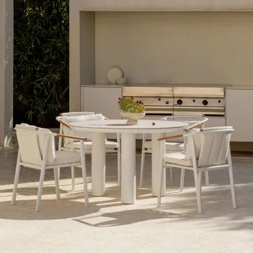 Ronde Tafelset Arken, Ø120 Cm, In Keramiek En Aluminium, En 4 Yervin Tuinstoelen Met Armleuningen, In Aluminium En Bouclé Stof. Parelwit - Sklum