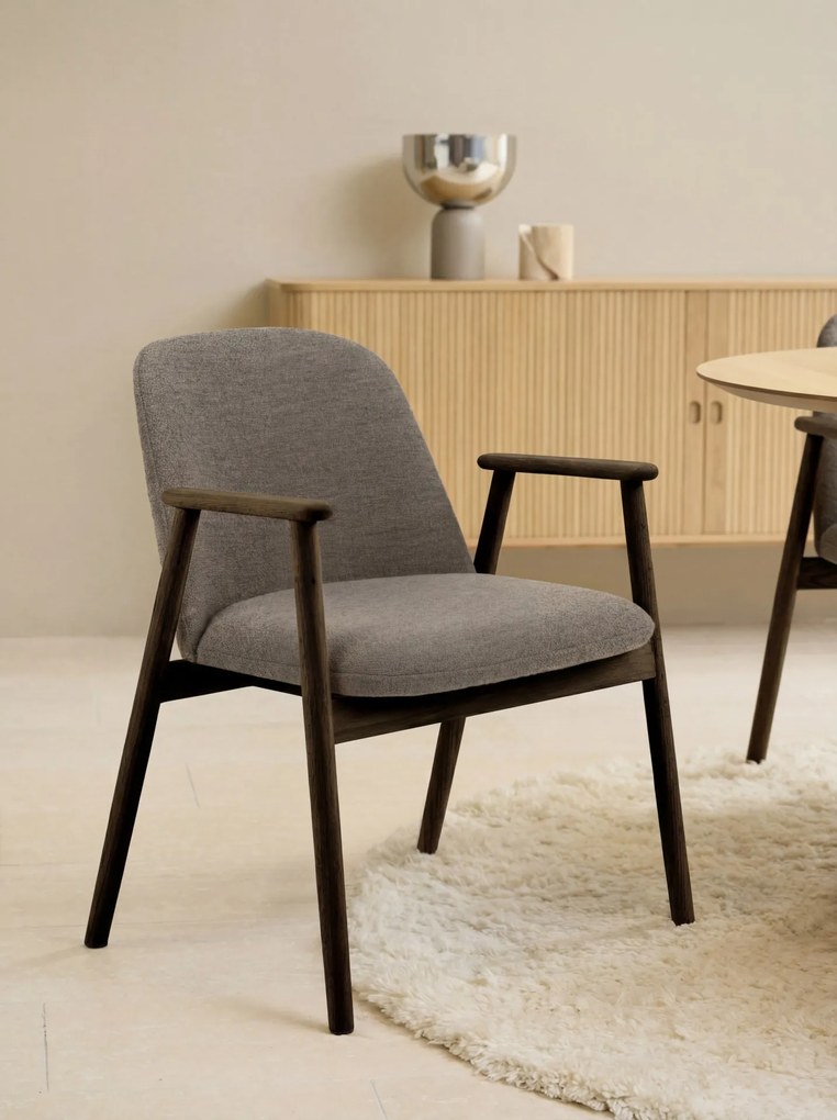 RODERIC Bruin Taupe (stof Monza 40) / gelakt eikenhouten frame – gerookt eiken (walnootkleur) – HOUTEN BOUCLÉ RETRO STOEL