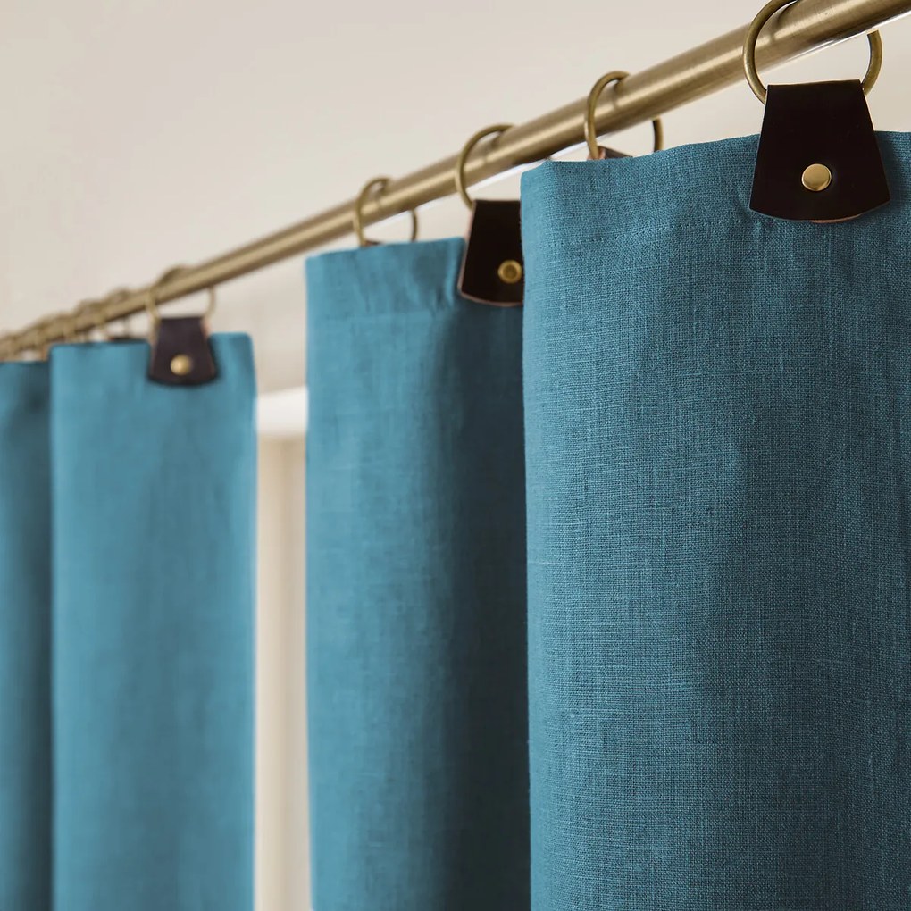 Verduisteringsgordijn van gewassen linnen, leren lussen, Private