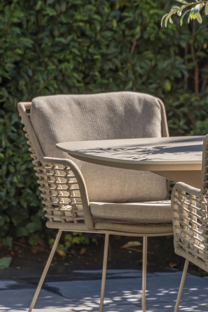 4 Seasons Outdoor Fabrice tuinset latte met Capri tafel met barrelvormig blad 280 x 110 cm Tuinset beige weerbestendig