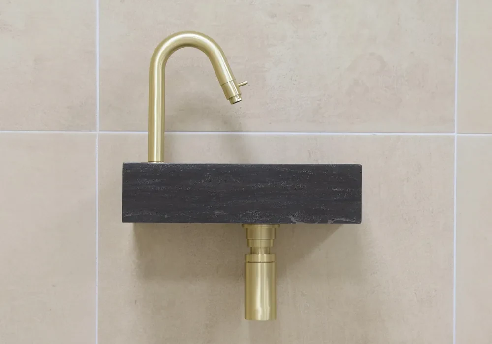 Mueller Small natuursteen fonteinset links met gouden gebogen fonteinkraan en toebehoren
