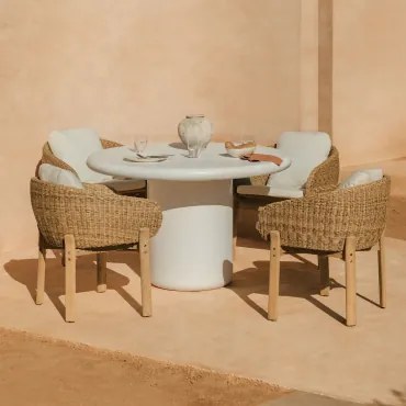 Set Van Ronde Tafel Ø120 Cm In Cement Namara En 4 Tuinstoelen Met Armleuningen In Acaciahout Leilan Wit - Sklum
