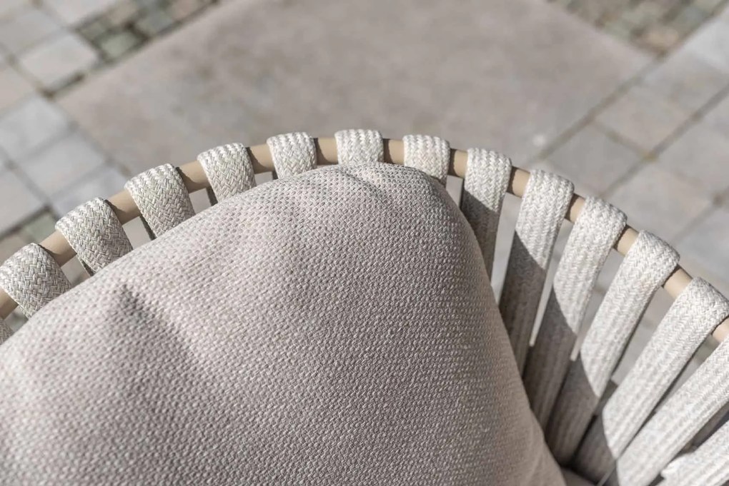 Taste by 4 Seasons Eva tuinset latte met teak Prado tafel Ø 160 cm en Lazy Susan Tuinset   beige weerbestendig