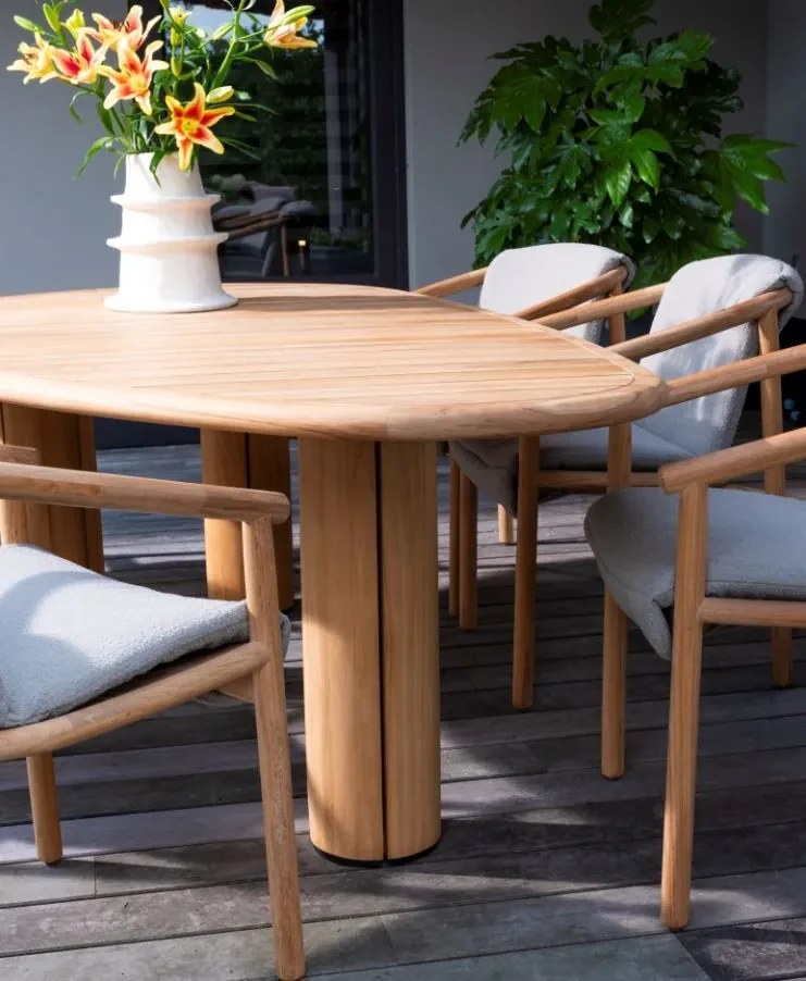 4 Seasons Outdoor Tess tuinset teak met Corsica tafel met kiezelvormig blad 240 x 130 cm Tuinset taupe weerbestendig