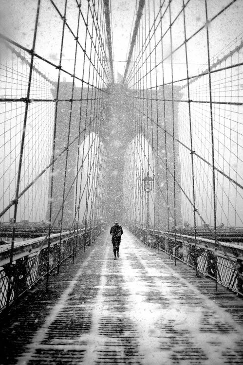 Foto New York Walker in Blizzard - Brooklyn Bridge, Martin Froyda