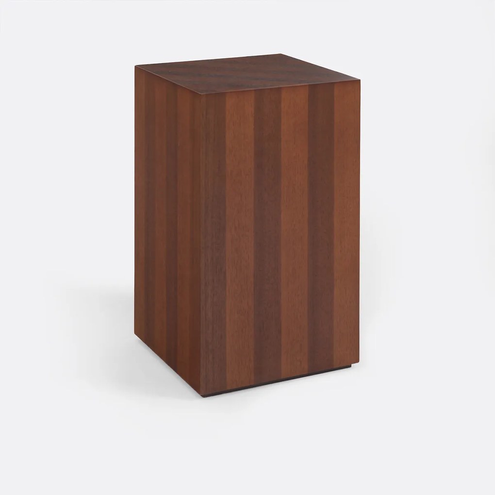 Bijzettafel van eiken- en walnootfineer, STRELA