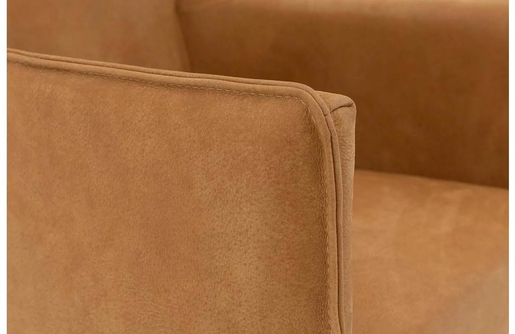 Goossens Excellent Eetkamerstoel Leogang cognac leer met armleuning en Zwart skater wiel met zwarte kapmet wielen, elegant chic